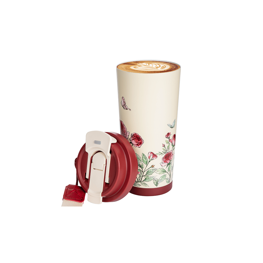 Mug térmico de acero inoxidable 400ml bCasual, cuerpo crema con estampado de rosas y mariposas, tapa y base color rojo — vista frontal con tapa desmontada junto al vaso, fondo blanco de estudio — bCasual