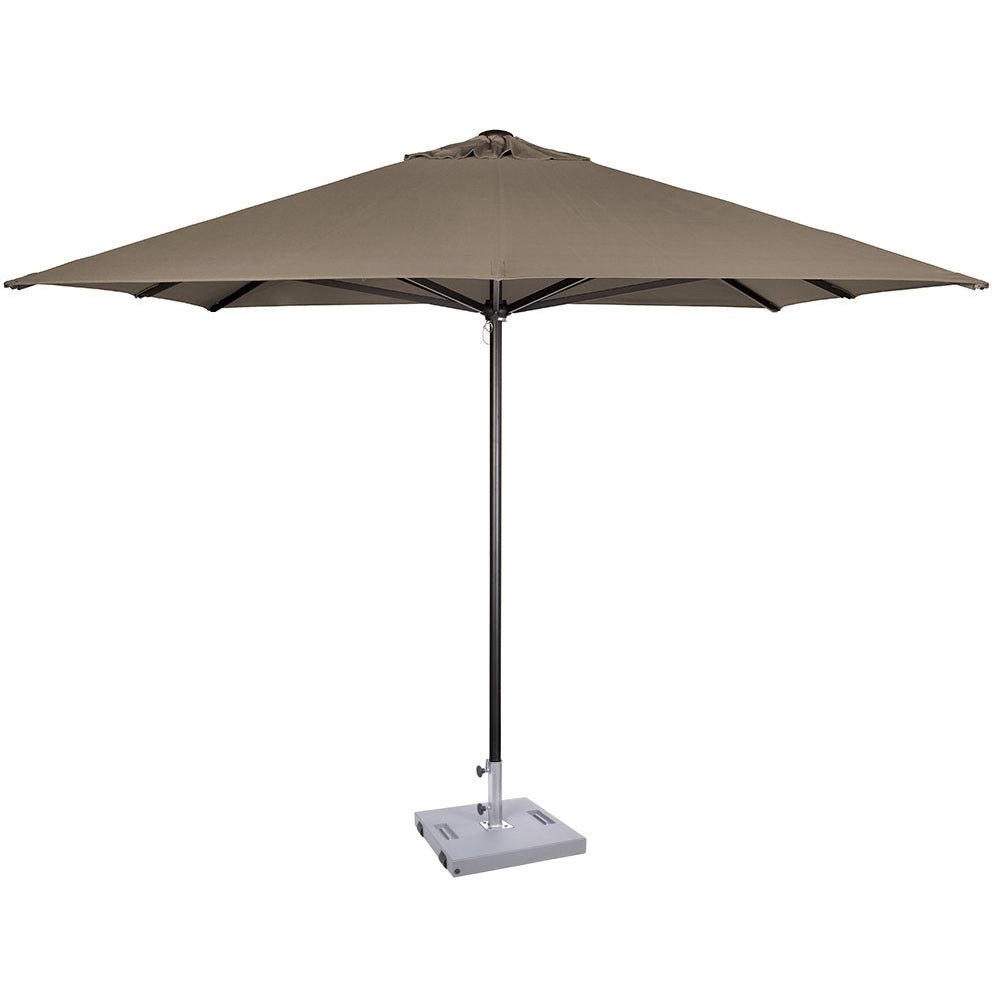 Quitasol Formentera Ezpeleta color Tortora (beige) — abierto sobre poste de aluminio y base cuadrada gris, fondo blanco estudio — bCasual