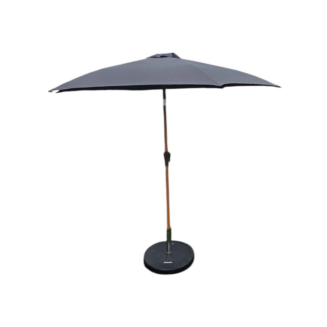 Quitasol Portugal Ø2.7 color Gris Oscuro — abierto sobre poste de madera y base circular, fondo blanco estudio — bCasual