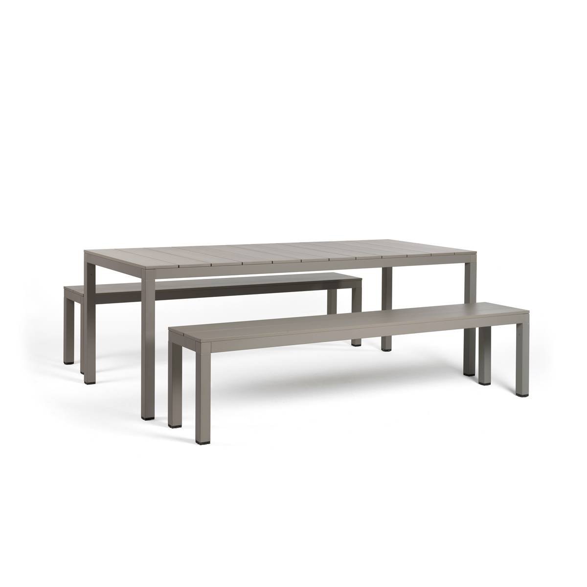Set de Mesa + Bancas Rio 210 Aluminio bCasual color Tortora — vista de tres cuartos con mesa y dos bancas — fondo blanco de estudio — bCasual