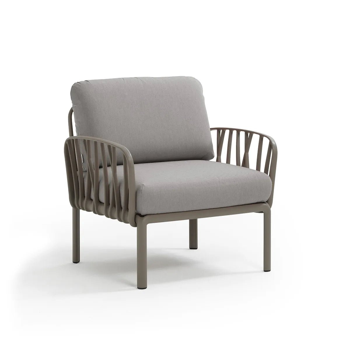Sillón para terraza Komodo Nardi Italia color Tortora — vista de tres cuartos con cojín gris sobre fondo blanco de estudio — bCasual