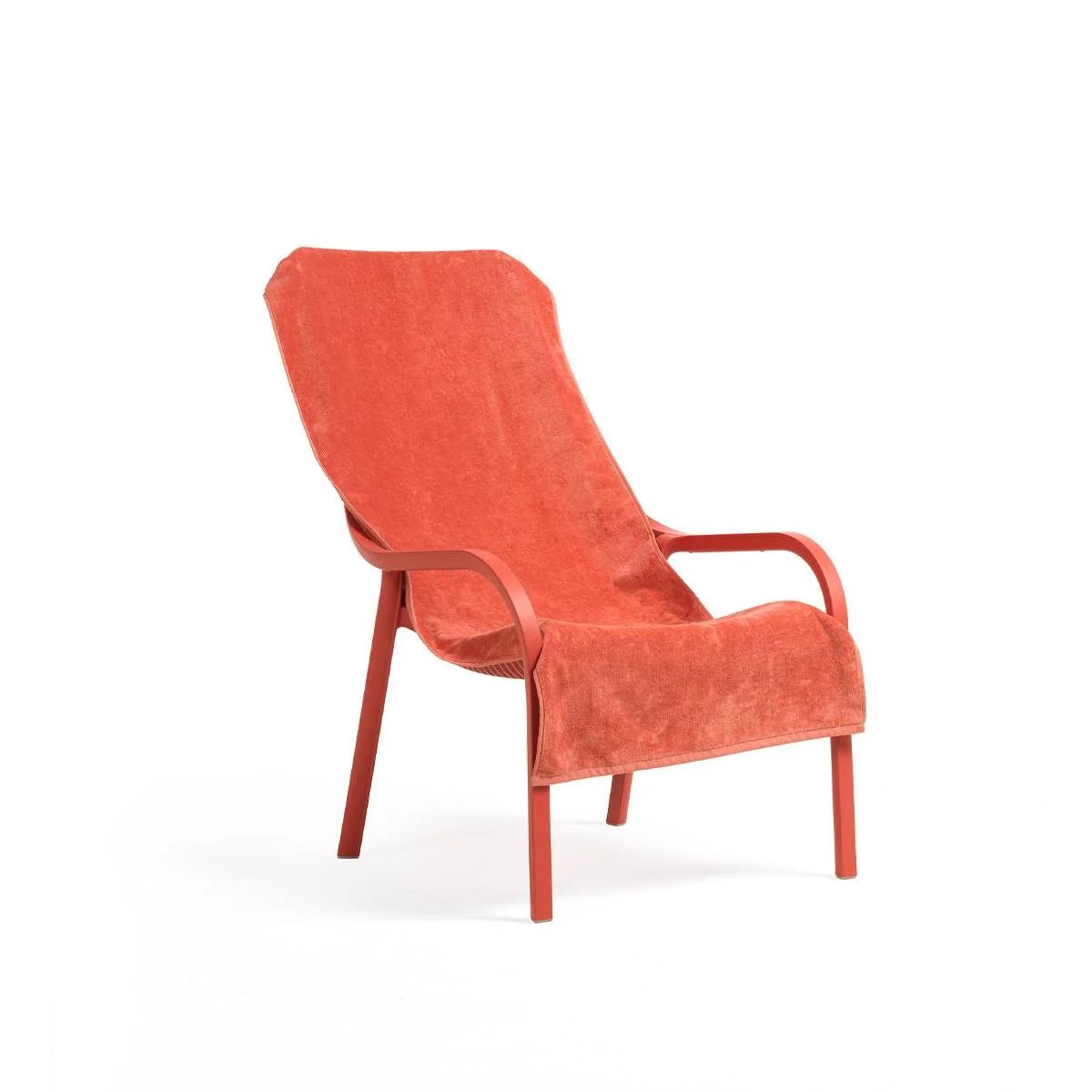 Toalla para Net Lounge Nardi Italia color Corallo — vista frontal cubriendo el respaldo y asiento de una silla Net Lounge coral, fondo blanco de estudio — bCasual