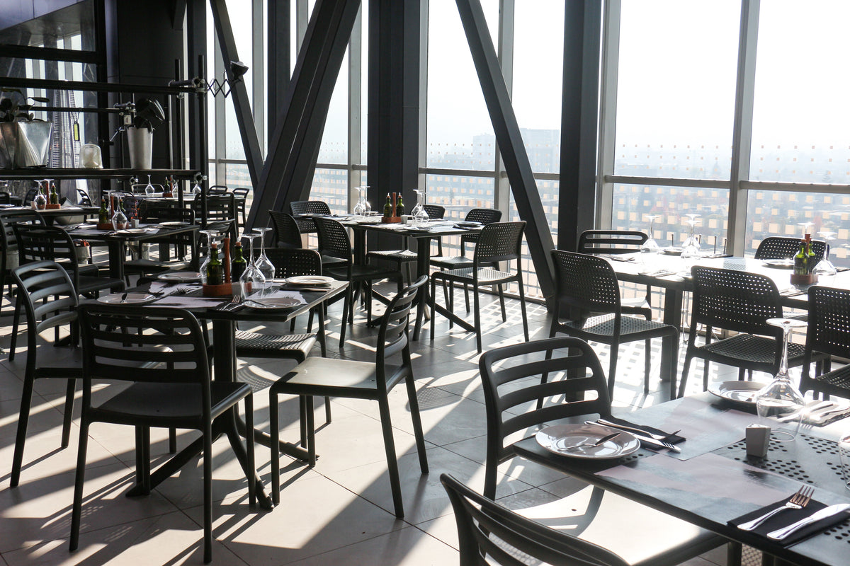 Sillas para Restaurante: Calidad y Diseño de Punta. Qué Mirar Antes de Comprar (y por qué la Certificación lo Cambia Todo). - bCasual