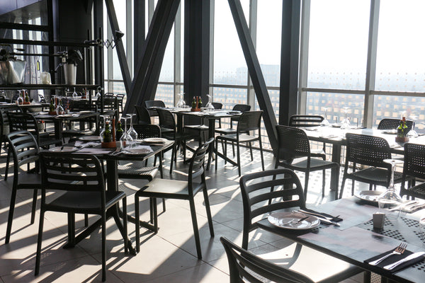 Sillas para Restaurante: Calidad y Diseño de Punta. Qué Mirar Antes de Comprar (y por qué la Certificación lo Cambia Todo). - bCasual