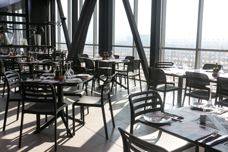 Sillas para Restaurante: Calidad y Diseño de Punta. Qué Mirar Antes de Comprar (y por qué la Certificación lo Cambia Todo). - bCasual