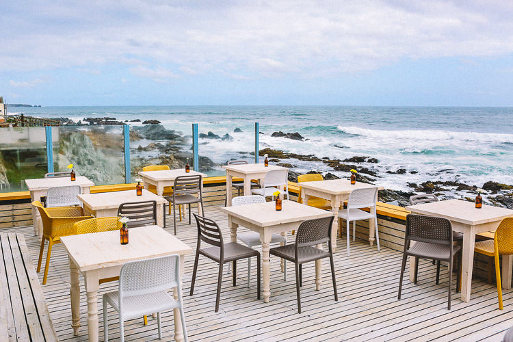 Proyecto Restaurant La Sal: Vanguardia y Color con Mobiliario Nardi Outdoor