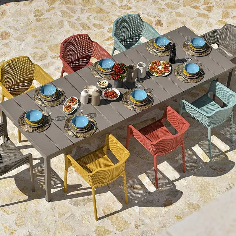 Mesa de terraza Rio color taupe y sillas Net Nardi Outdoor en senape y corallo