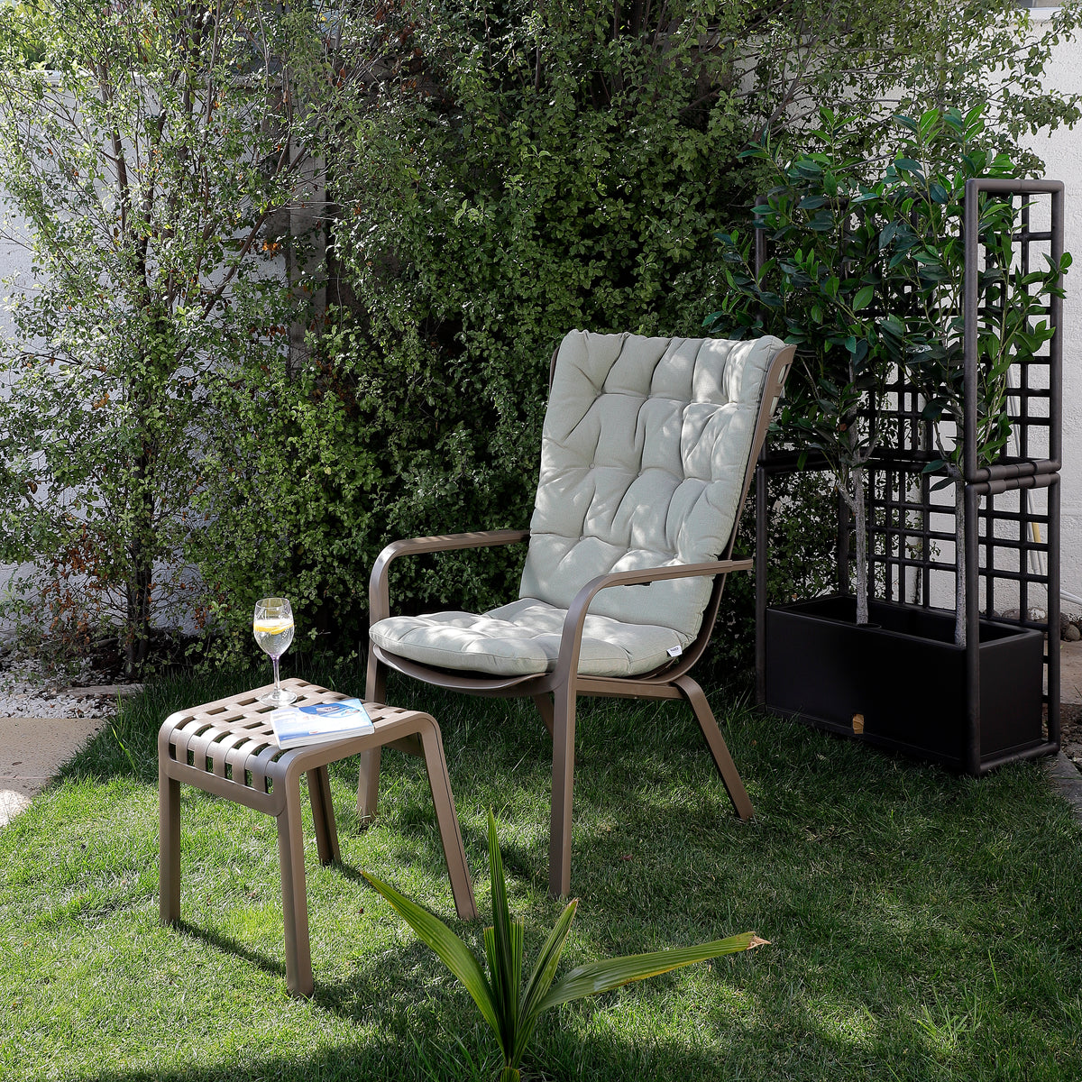 Sillón para terraza Folio Nardi color tortora con cojin lino beige en ambiente exterior con apoyapies poggio color tortora— bCasual