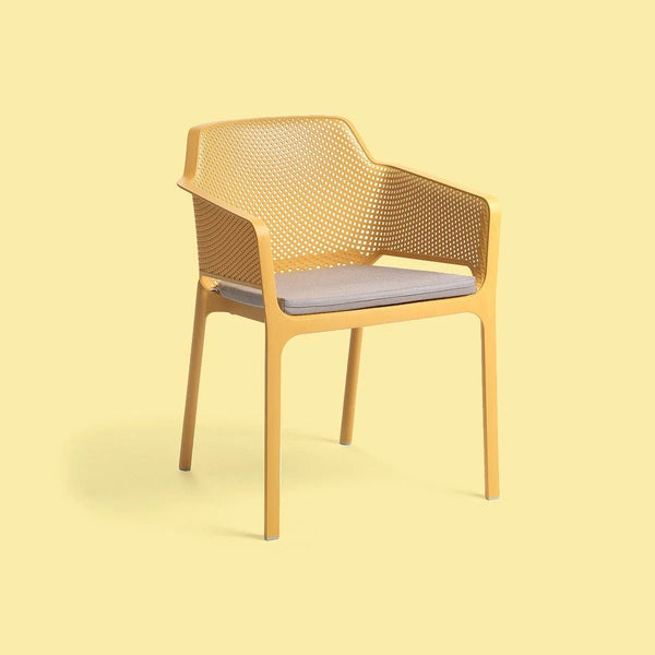 Cojín Silla Net Nardi Italia color Gris sobre silla Net color mostaza — vista de tres cuartos, fondo amarillo liso — bCasual