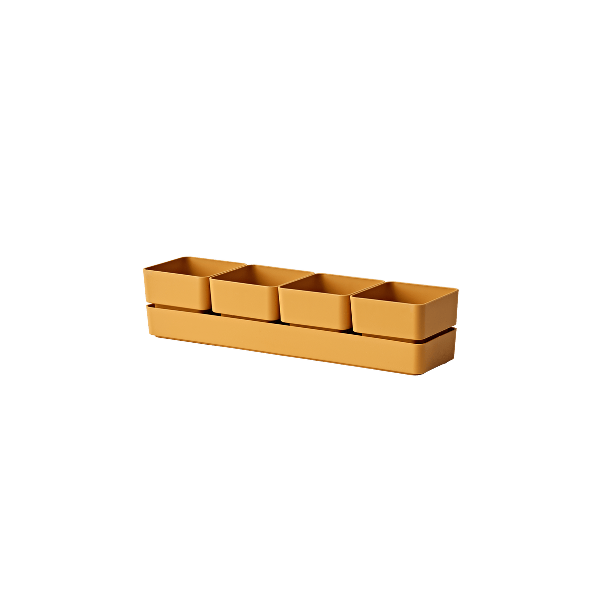 Macetero Sierra TERA Italy color Curry (mostaza) — set de 4 macetas en bandeja, vacío, fondo gris estudio, ángulo tres cuartos — bCasual