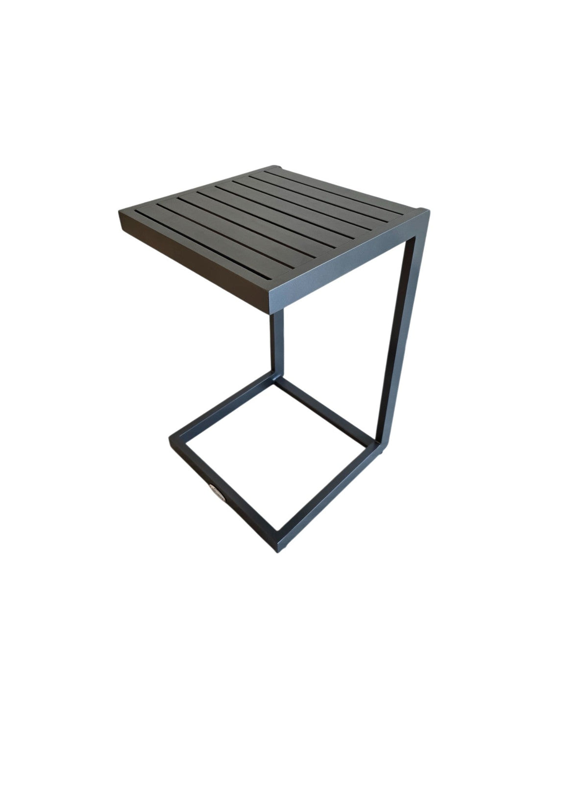 Mesa C Lateral de Aluminio Estocolmo bCasual color Grafito — vista de tres cuartos desde ángulo elevado — fondo blanco de estudio — bCasual