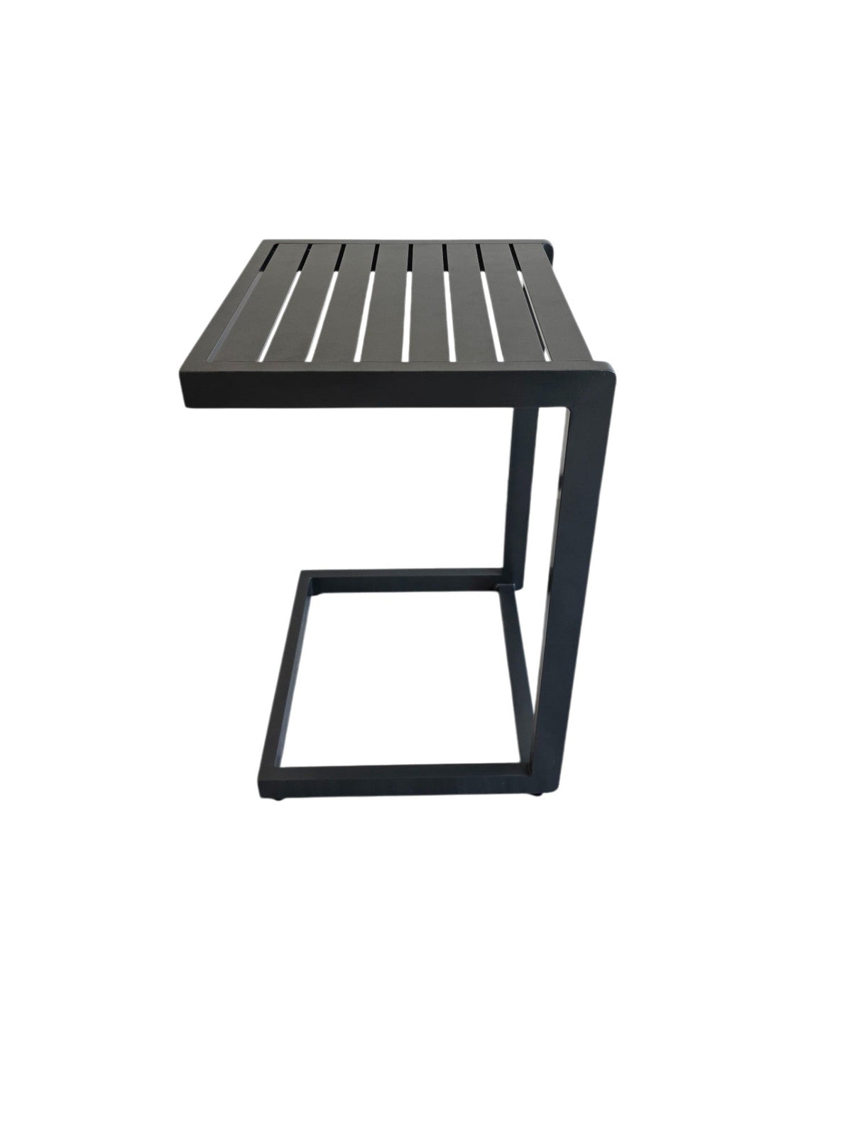 Mesa C Lateral de Aluminio Estocolmo bCasual color Grafito — vista lateral de perfil, forma en C — fondo blanco de estudio — bCasual