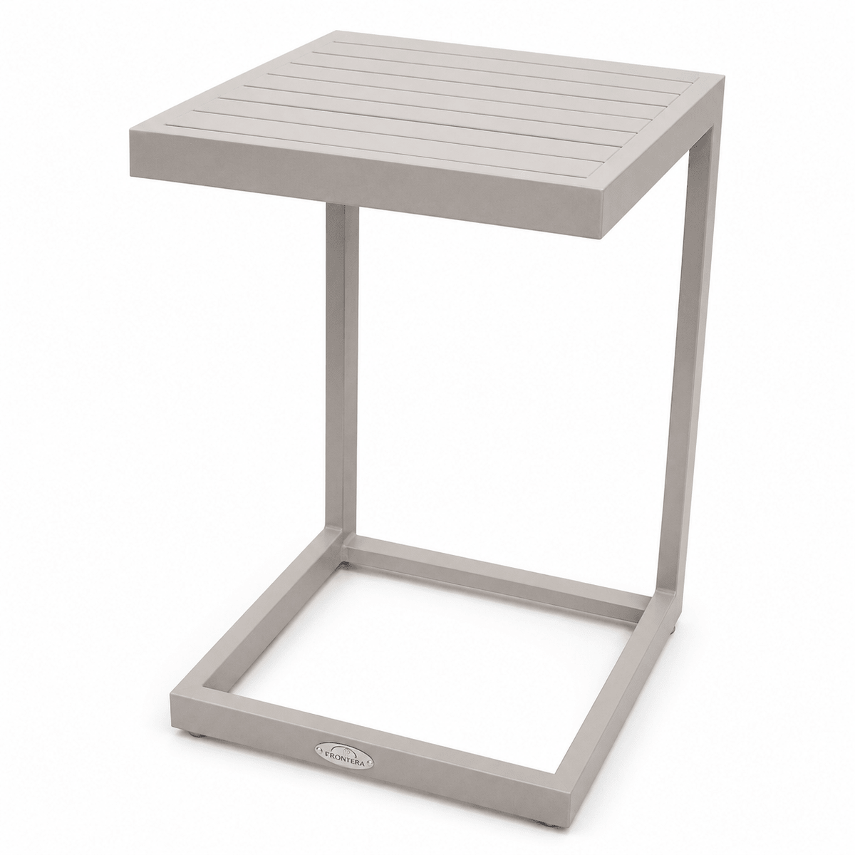 Mesa C Lateral de Aluminio Estocolmo bCasual color Tortora — vista de tres cuartos — fondo blanco de estudio — bCasual