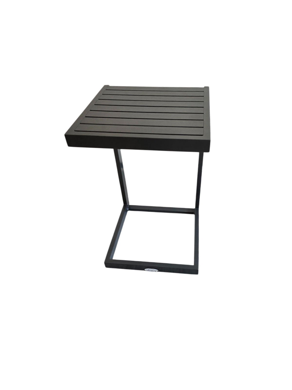 Mesa C Lateral de Aluminio Estocolmo bCasual color Grafito — vista de tres cuartos con detalle del logo en la base — fondo blanco de estudio — bCasual