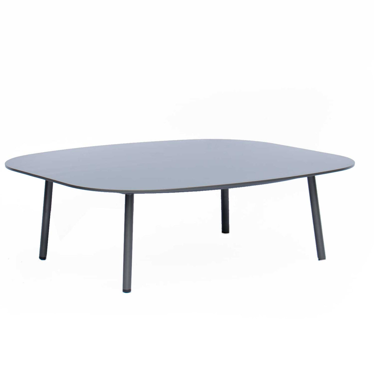 Mesa de Centro Estocolmo en Aluminio Semiovalada bCasual — vista en ángulo, fondo blanco estudio