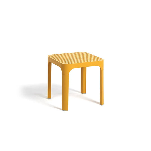 Mesa de Centro Net 40 Nardi Italia bCasual color Senape — vista de tres cuartos con tapa de diseño calado — fondo blanco de estudio — bCasual