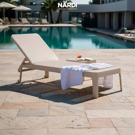 Reposera Plano Nardi Italia color Corda — ambiente de terraza junto a piscina, con toalla blanca y bandeja de fruta — bCasual