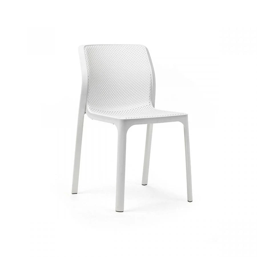 Silla Bit Nardi Italia color Blanco — vista de tres cuartos frontal, respaldo perforado, sobre fondo blanco de estudio — bCasual