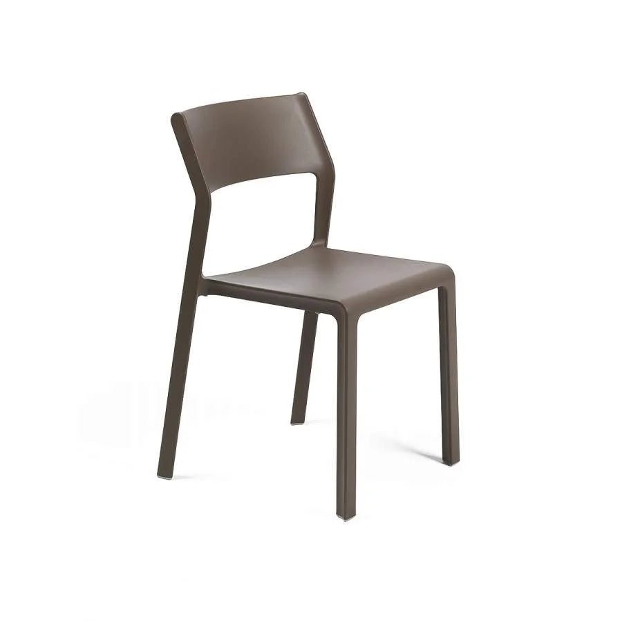 Silla Trill Nardi Italia color Tabacco — vista de tres cuartos frontal, respaldo abierto y estructura apilable, sobre fondo blanco de estudio — bCasual