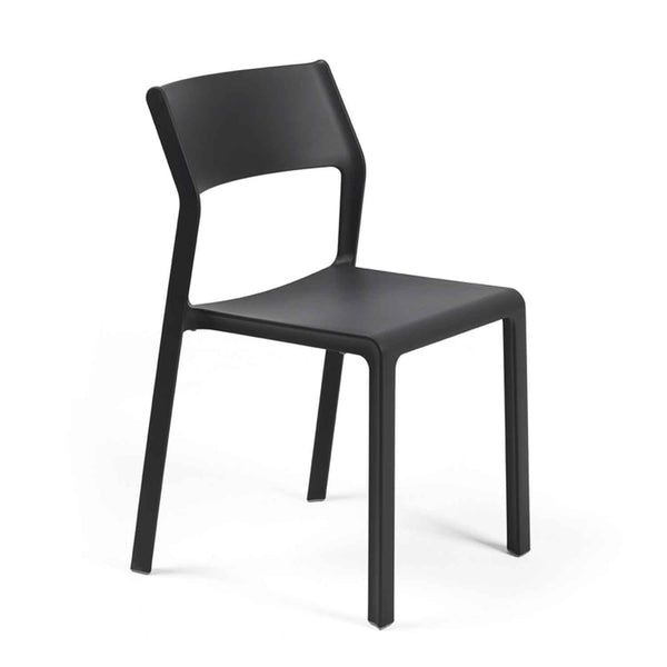 Silla Trill Nardi Italia color Grafito — vista de tres cuartos frontal, respaldo abierto y estructura apilable, sobre fondo blanco de estudio — bCasual