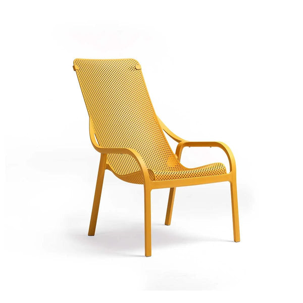 Sillón Net Lounge Nardi Italia color Senape — vista de tres cuartos frontal mostrando apoyabrazos y textura perforada, sobre fondo blanco de estudio — bCasual